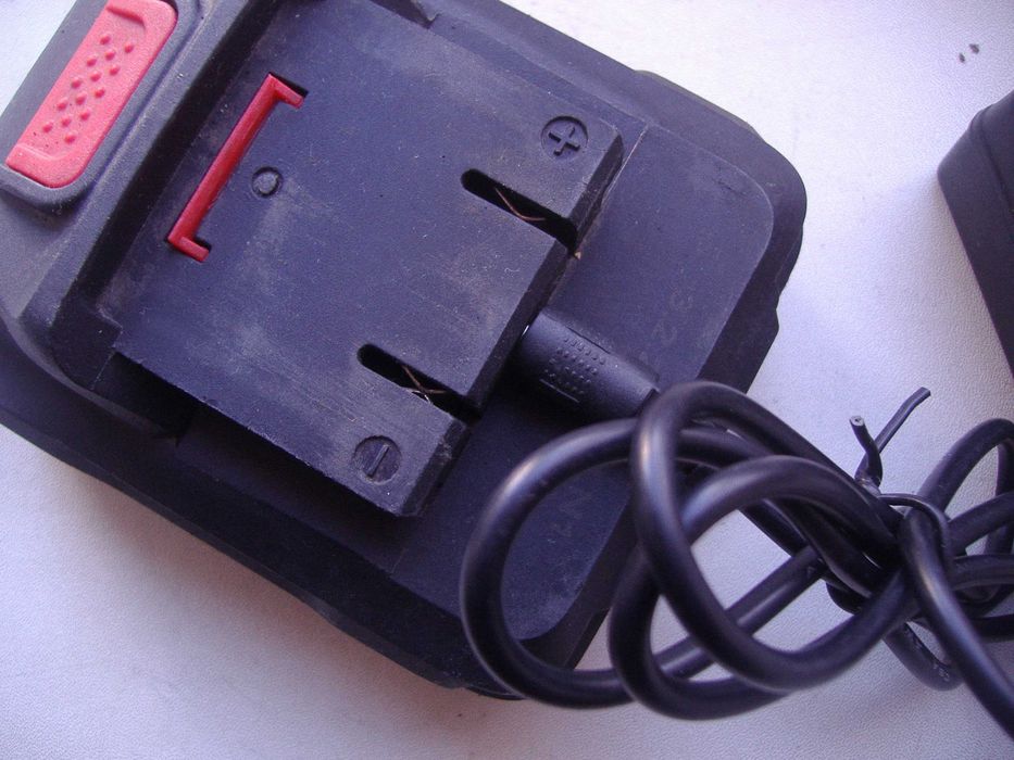 Аккумулятор 18v 2Ah Li-ion с зарядным для него 18v 2a б/у