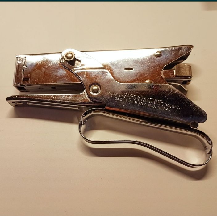 Arrow P22 ręczny zszywacz szczypcowy.