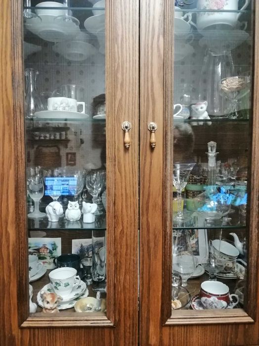 Stylowa drewniana witryna