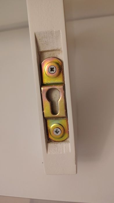 Prateleira com borda ondulada procura novo dono