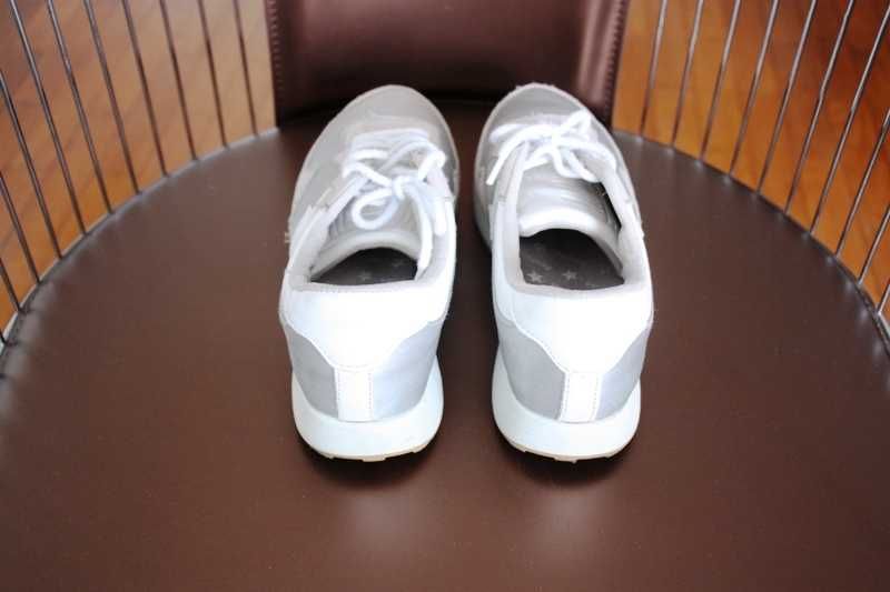 Sapatilhas de mulher cinzentas BERSHKA tamanho 36