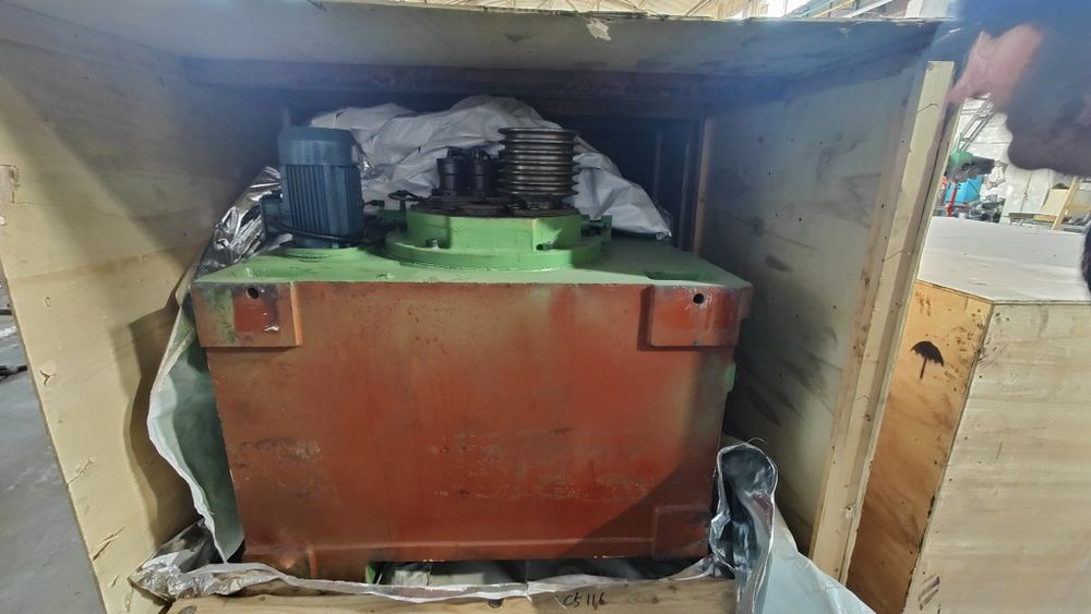 Токарні, фрезерні ,карусельні.