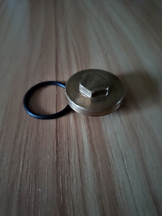 Зливна пробка масла на Yamaha Majesty 250.