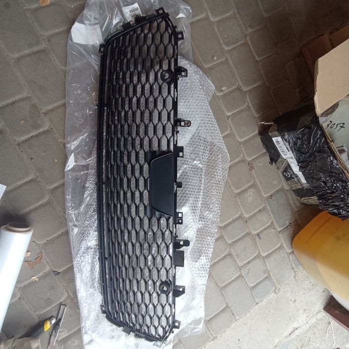 Решітка нижня під парктроніки Jeep Grand Cherokee WL