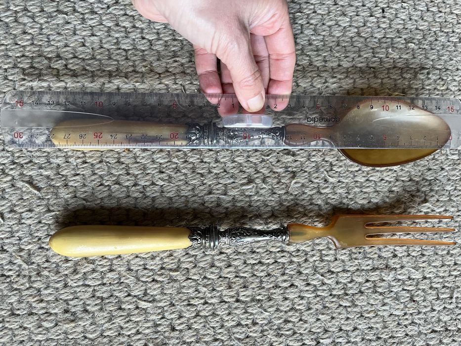 Talheres de salada de corno e prata