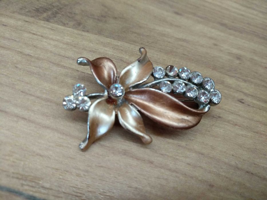 Broszka w kolorze złoto -srebrym z cyrkoniami kwiat