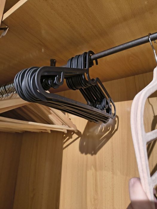 Conjuto cabide madera e plastico