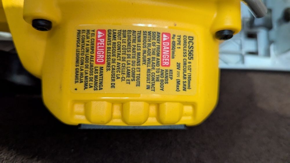 Безщіткова циркулярна пила DEWALT DCS565B 165mm 20V