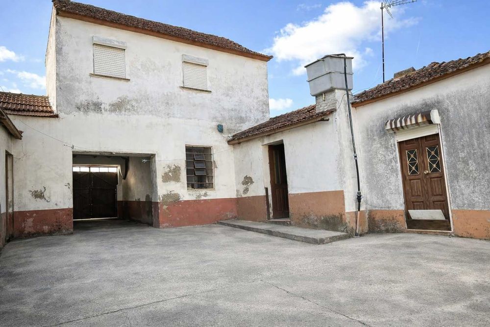 casa antiga com terreno, perto do pingo doce  em santa maria da feira