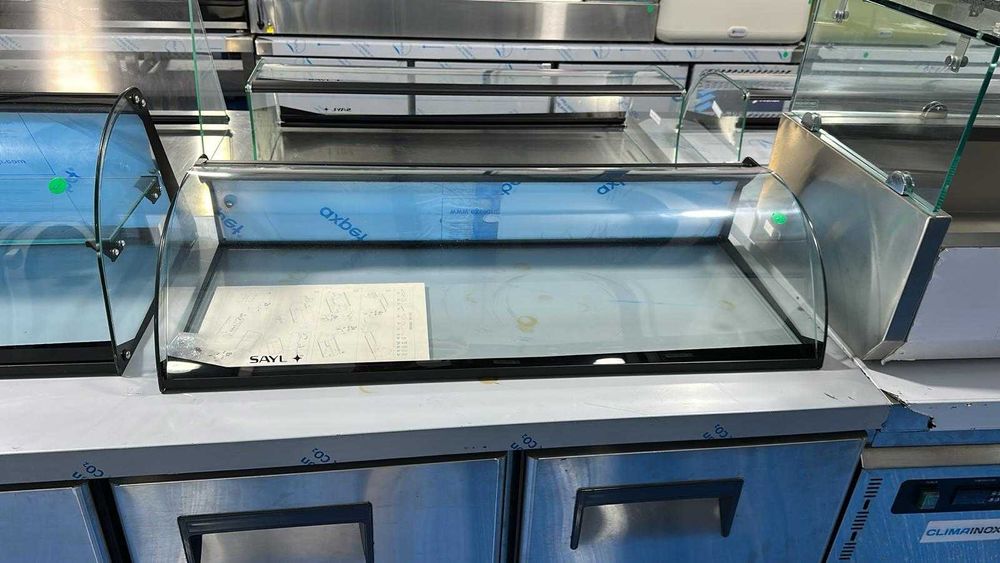 Vitrine neutra com vidro temperado