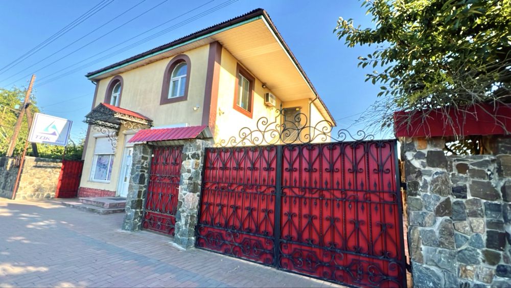 Продаж будинку з магазином на 1 поверсі!