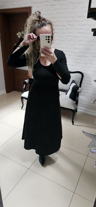 Długa kobieca sukienka