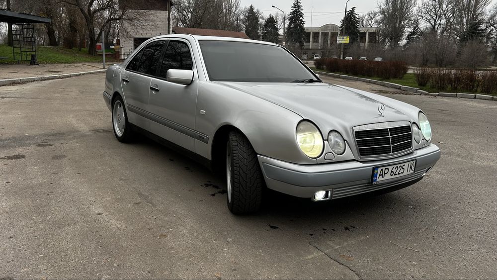 Mercedes-Benz E320 W210