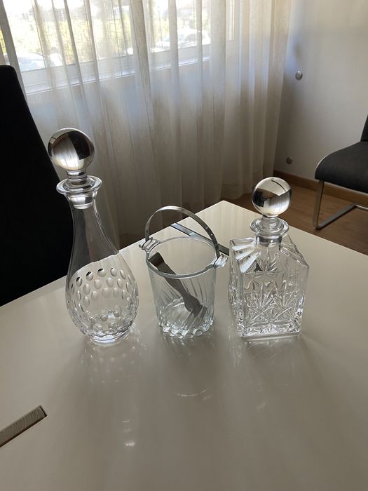 Conjuntos variados de cristal e vidro