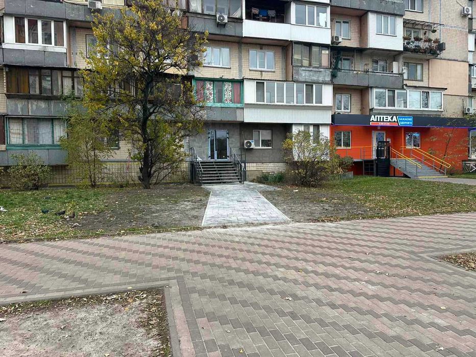 Фасадне приміщення в оренду на Березняках