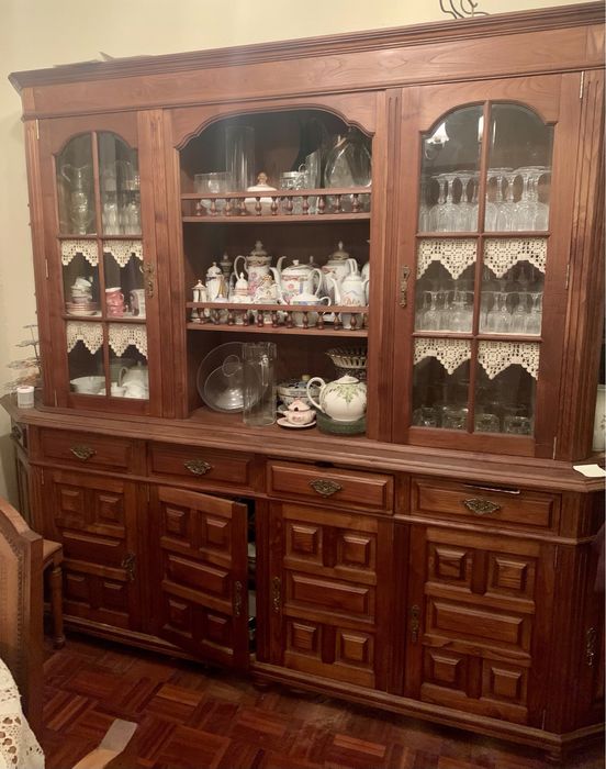 Cristaleira em madeira e portas de vidro