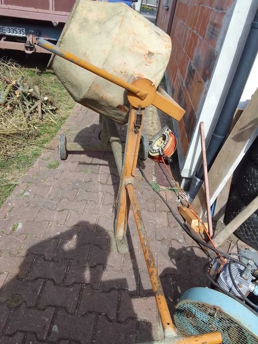Betoniarka 200L, silnik 380V, obroty lewo-prawo, używana-sprawna.