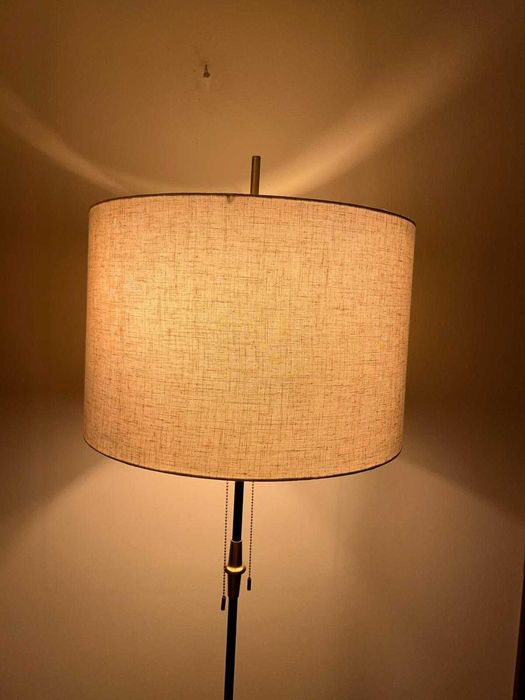 Candeeiro de pé italiano em ferro e latão dos anos 50.