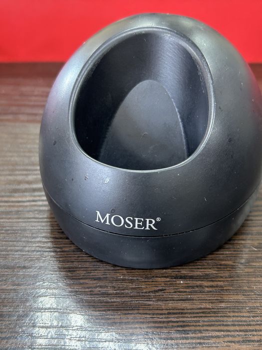 Moser база, зарядна станція