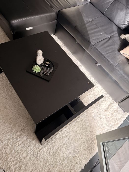 Mesa de centro de  sala em bom estado.