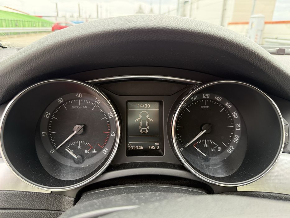 SKODA SUPERB 2012 (флагман, вище клас за OCTAVIA)