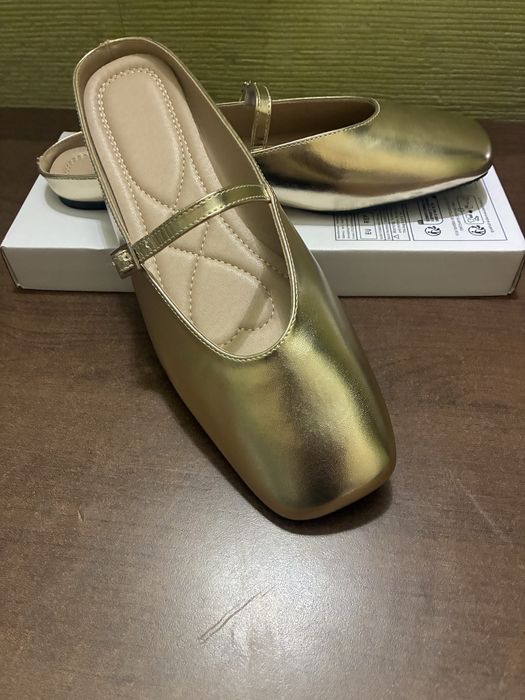 Жіночі шльопанці, мюлі золотистого кольору