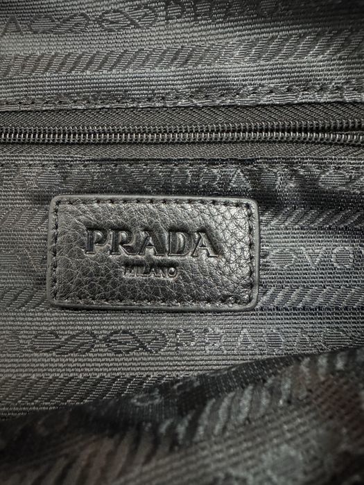 мужская зернистая  кожаная сумка-слинг Prada
