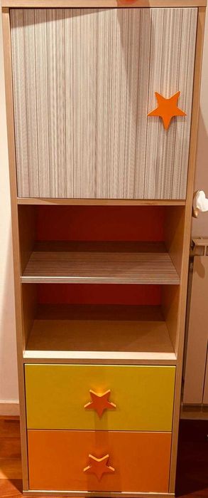 Armário, cómoda e estante colorido com muita arrumação