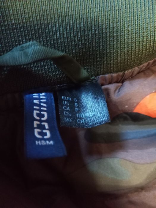 Куртка бомбер.Колір хакі.В чудовому стані, майже нова.Тепла.