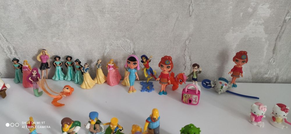 Іграшки Кіндер сюрприз, принцеси, хеллоу Кітті,  Маша та ведмідь,