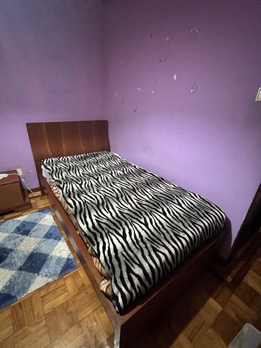 Cama de solteiro com colchão, mesinha de cabeceira e secretária