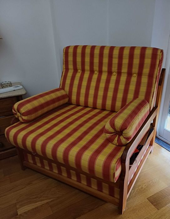 Sofá com pequena cama embutida