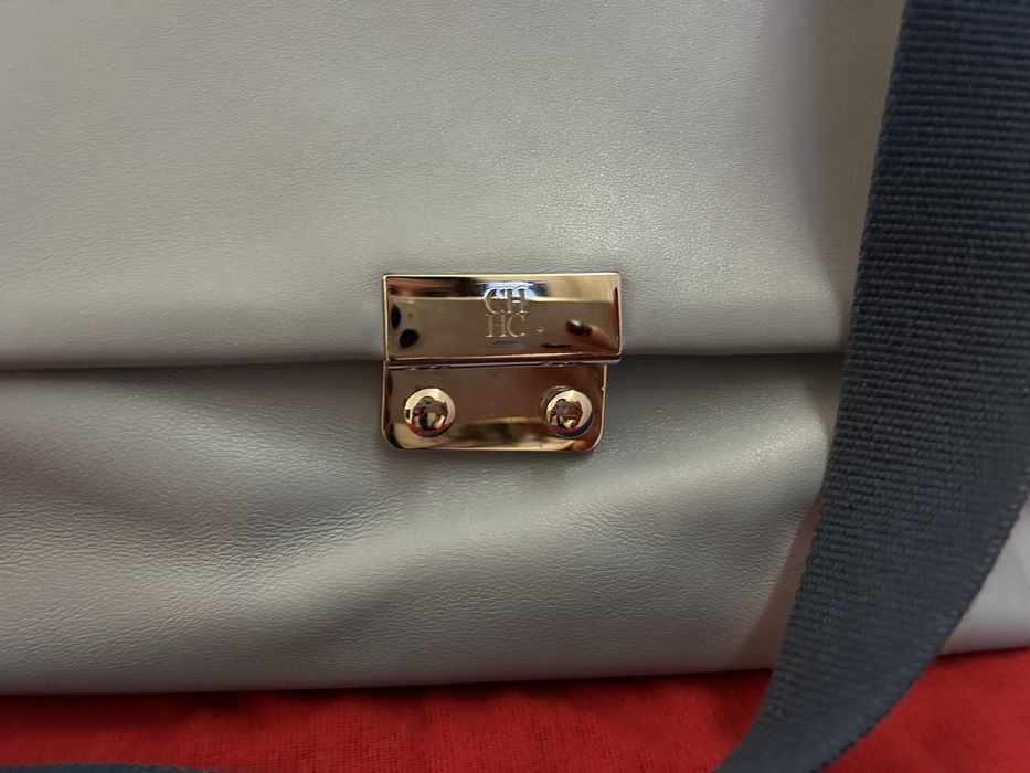 Mala Carolina Herrera em pele