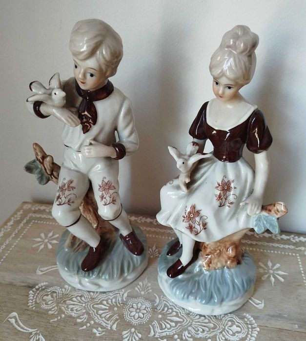 Belíssimo Par de Esculturas em Porcelana