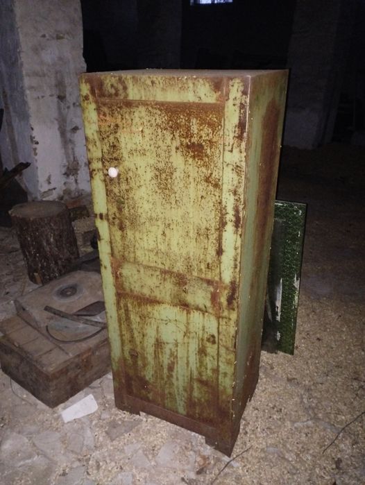 Продам сейф,на 3 відділення.