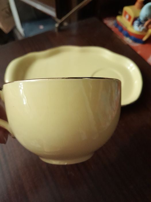 Chávena almoçadeira vintage com prato de torrada