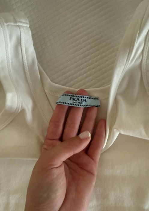 Біле облягаюче плаття Prada , ідеальна посадка по фігурі
