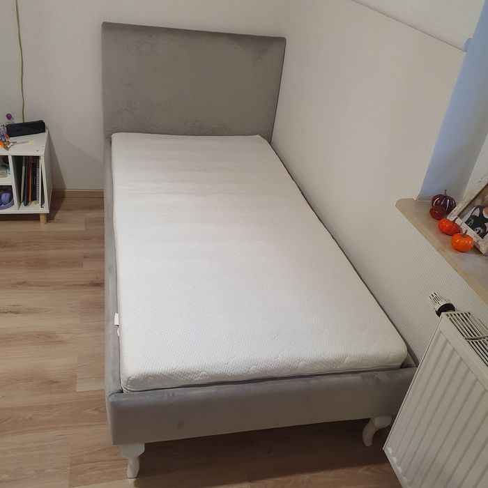 Sprzedam łóżko tapicerowane z materacem