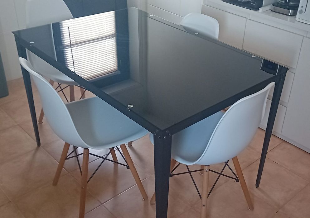 Mesa e cadeiras.