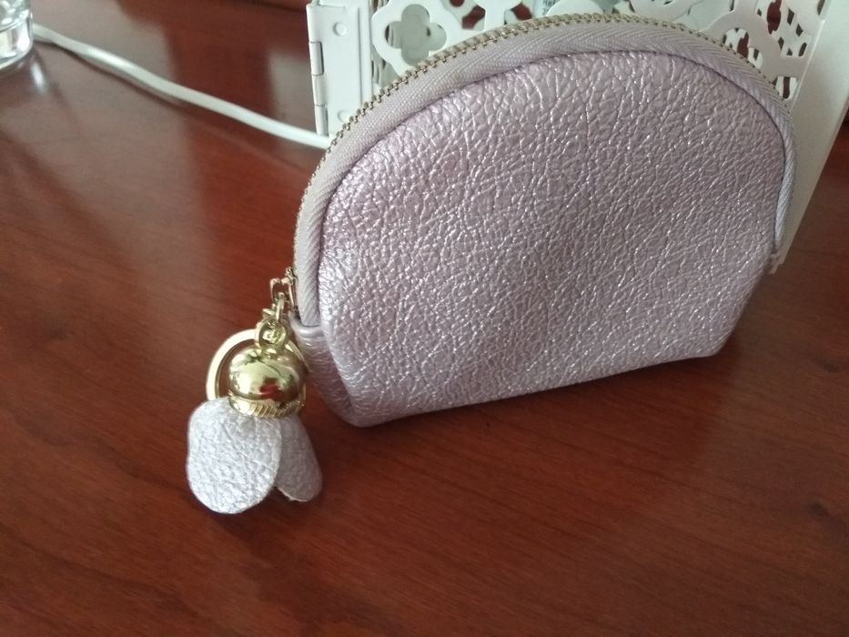 Carteira porta moedas em rosa brilhante.