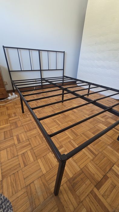 Cama e colchão de casal
