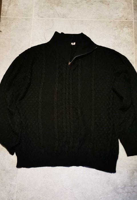 Sweter czarny rozmiar 43/44 na metce, a ja przypuszczam, że jest to roz. co najmniej 50.