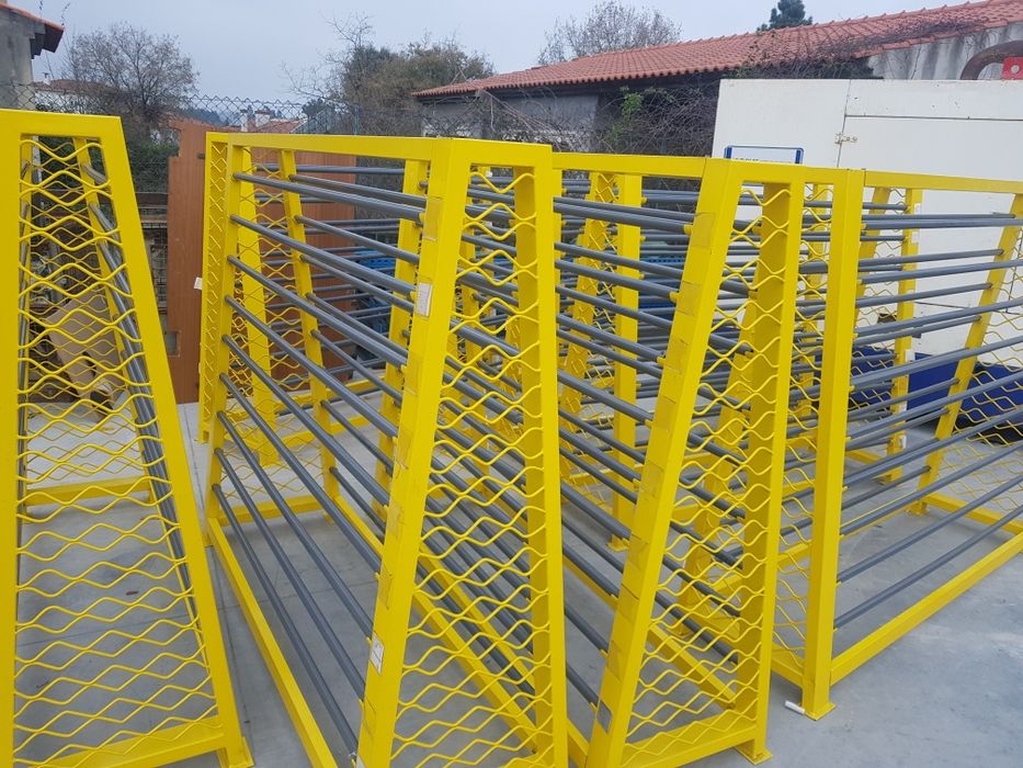 Estantes bancadas de lojas de tecidos tudo em bom estado