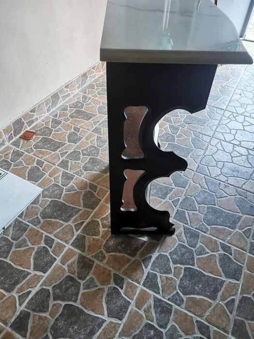 Móvel em mogno com pedra mármore