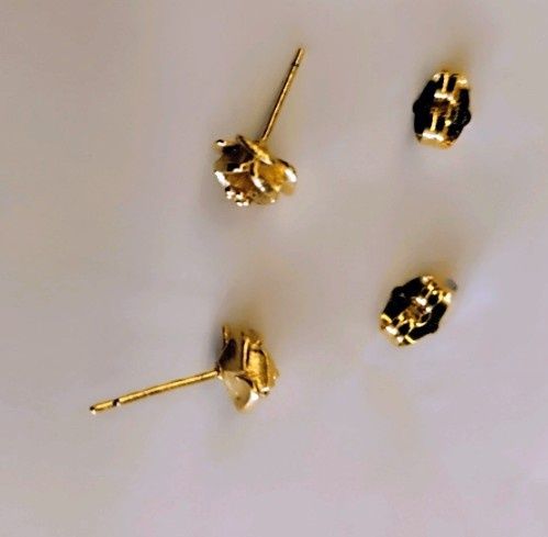 Par de brincos em metal dourado, novos.