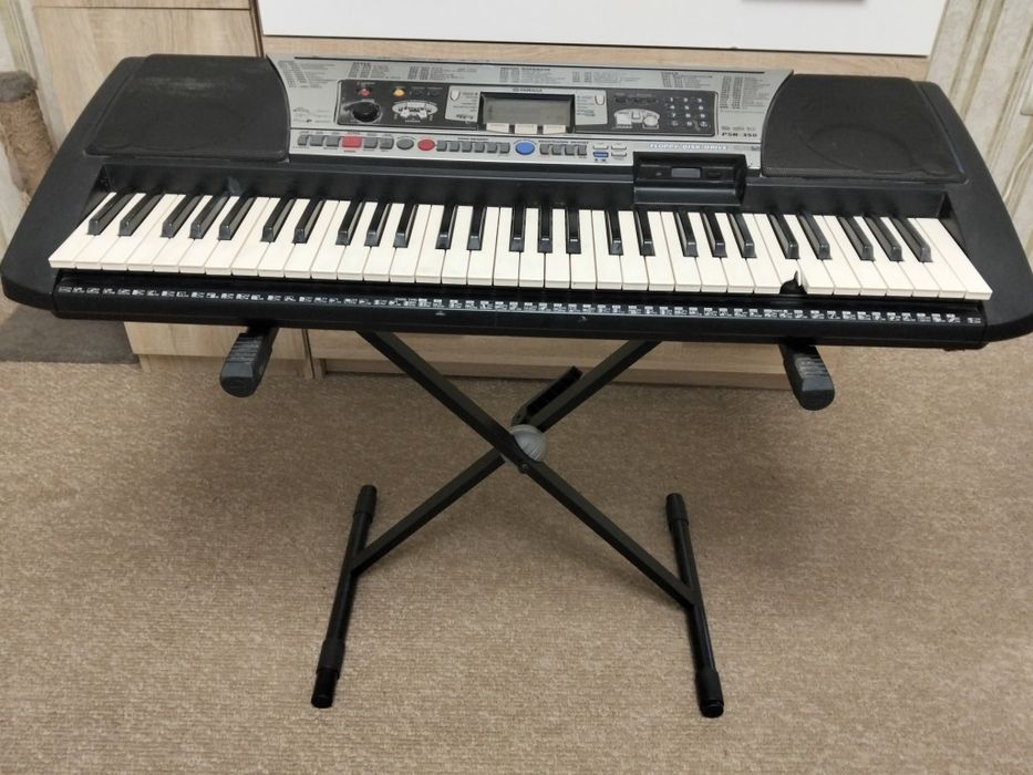 Срочно продаю Синтезатор б/у Yamaha  PSR-350 Portatone