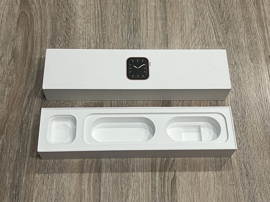 Коробка від Apple Watch Series 5