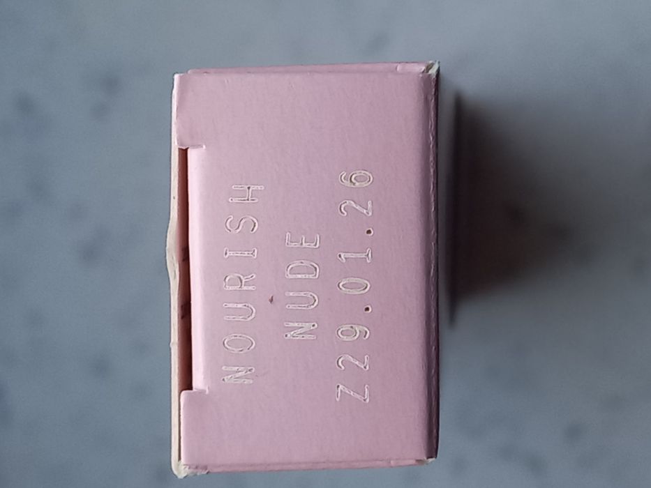 Błyszczyk-serum z peptydami Nourish Nude Avon