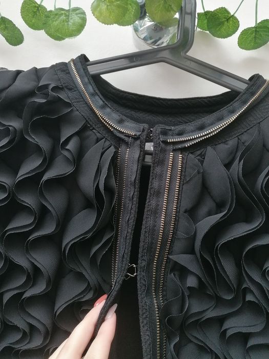 Casaco Preto Curto com folhos