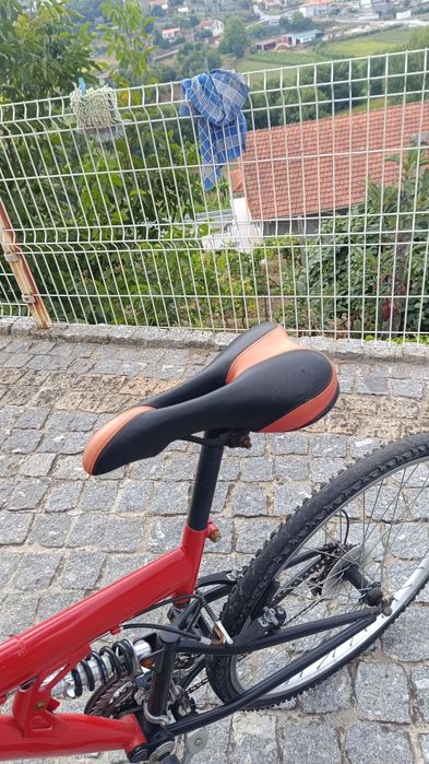 Bicicleta de Montanha Suspensão Total Vermelha (Necessita de Pneus)
